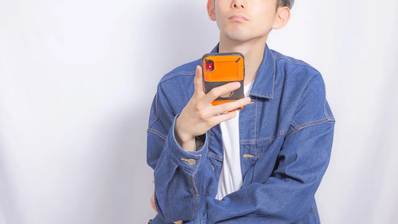 LINEの返信が来ず不安な男性の様子