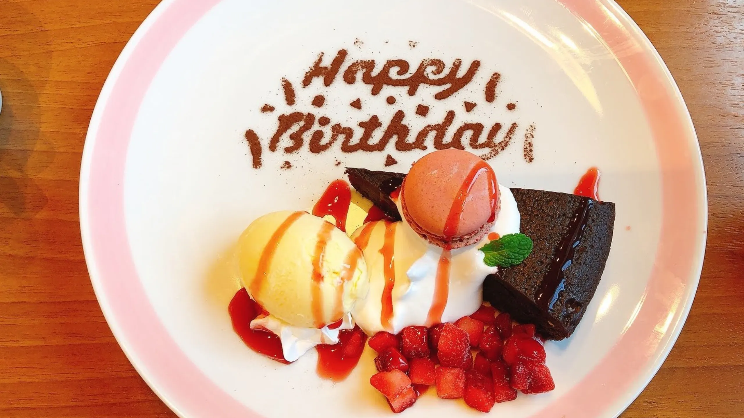 誕生日デートで用意されたHappy Birthdayプレートとデザート