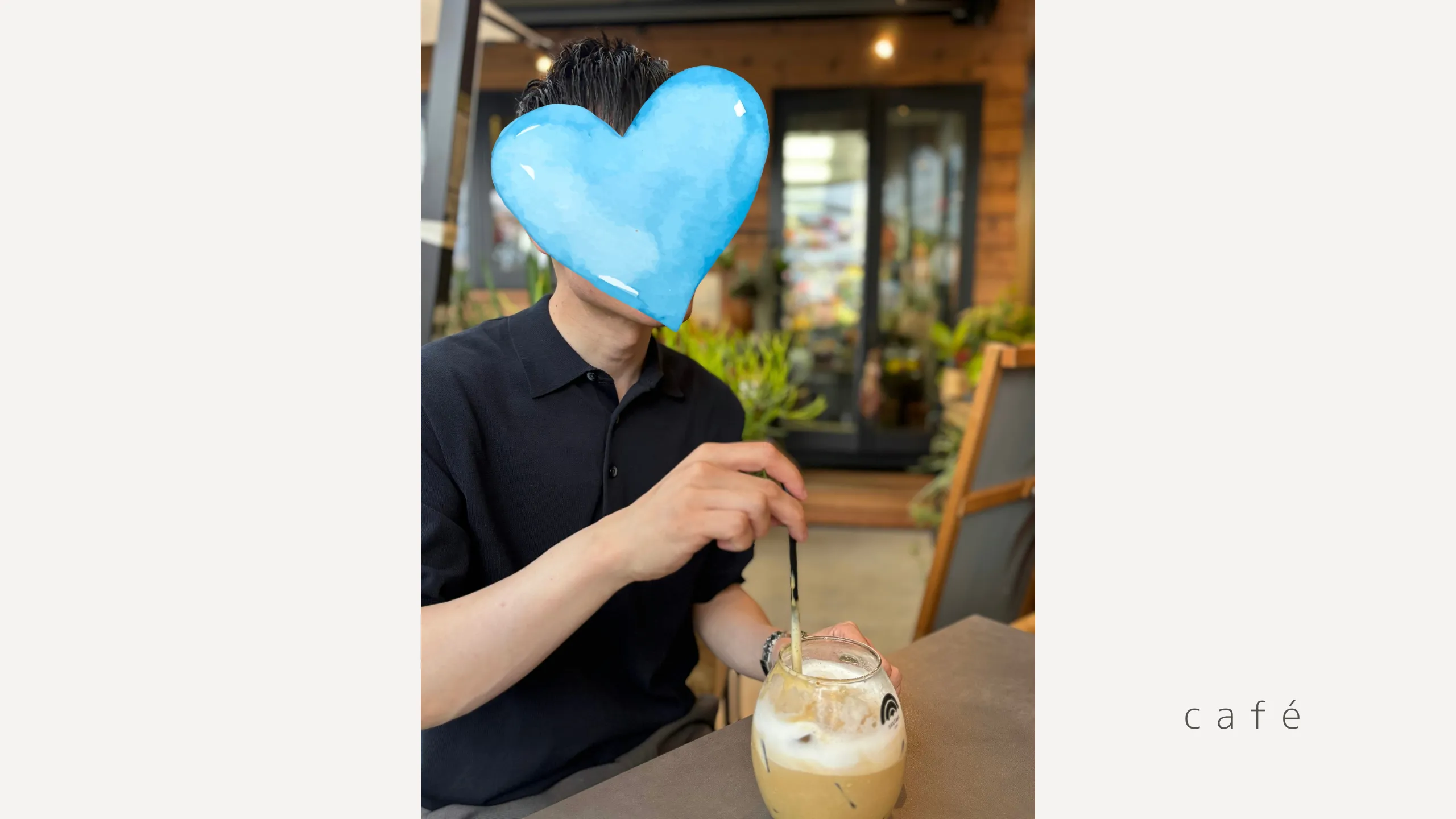 カフェでアイスコーヒーを手に自然体で撮影する婚活男性のカジュアル写真