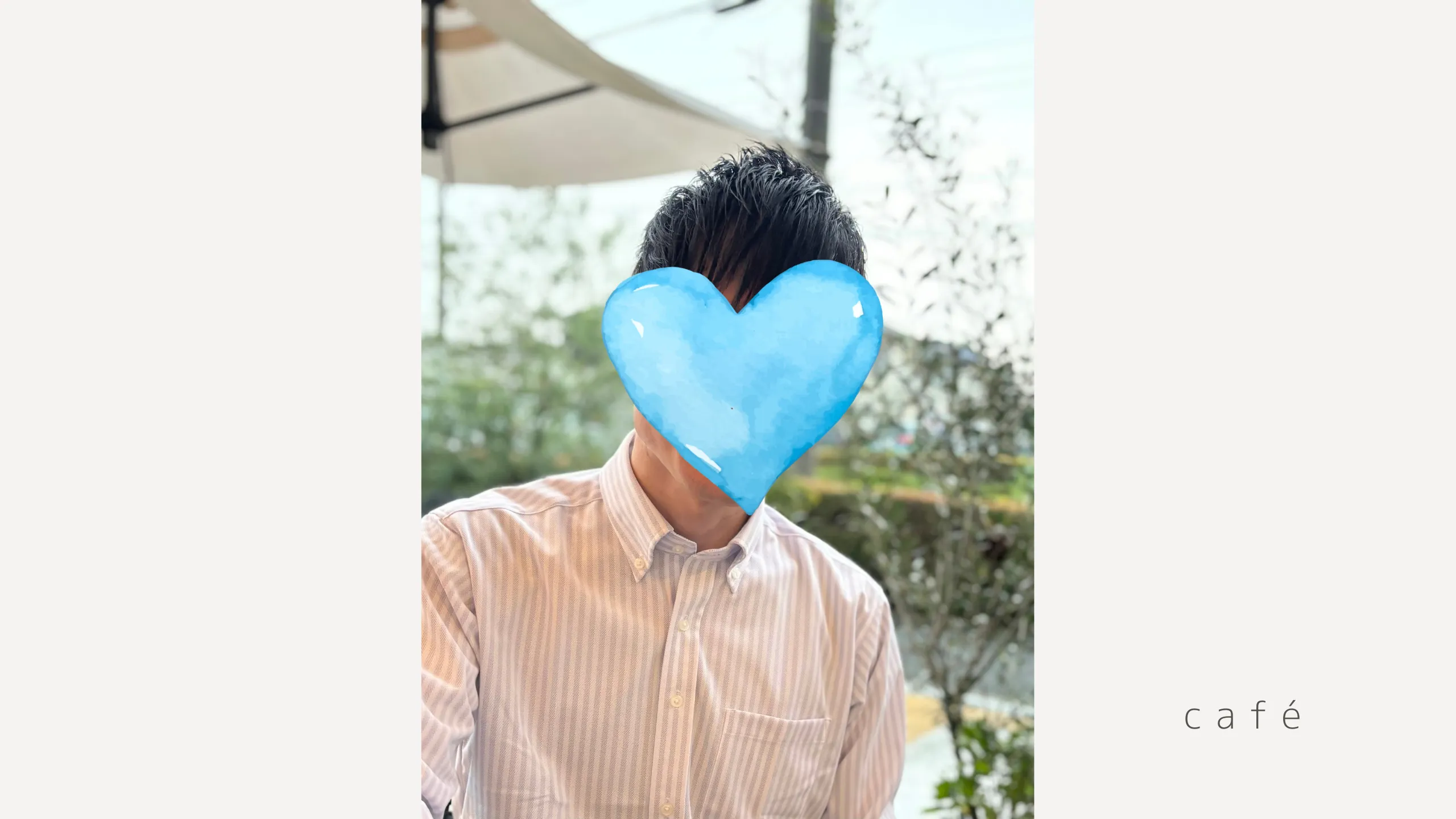 カフェのテラス席でリラックスして撮影する婚活男性のプロフィール用カジュアル写真