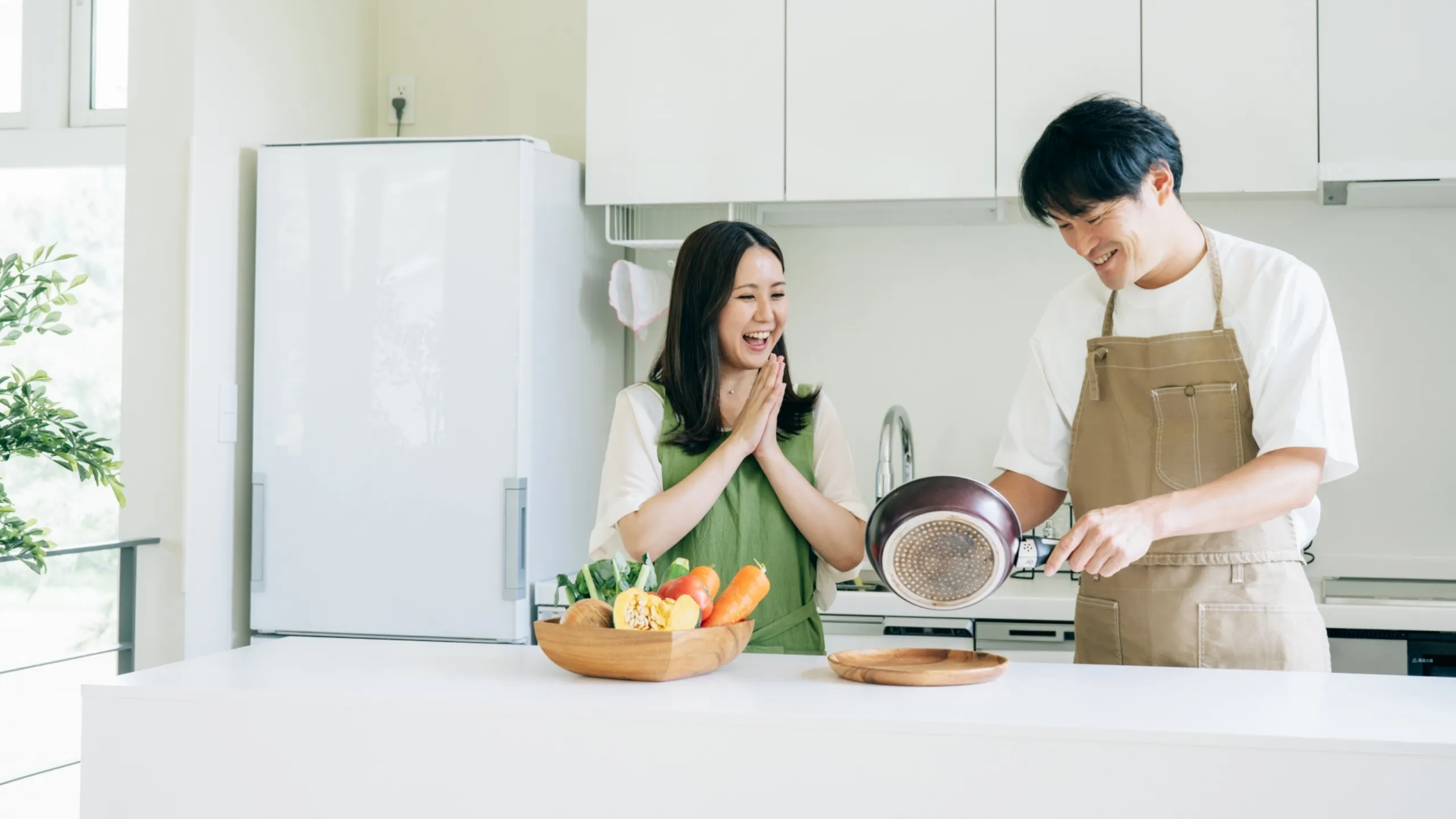 料理を通して夫婦で支え合う主夫とキャリア女性のイメージ写真