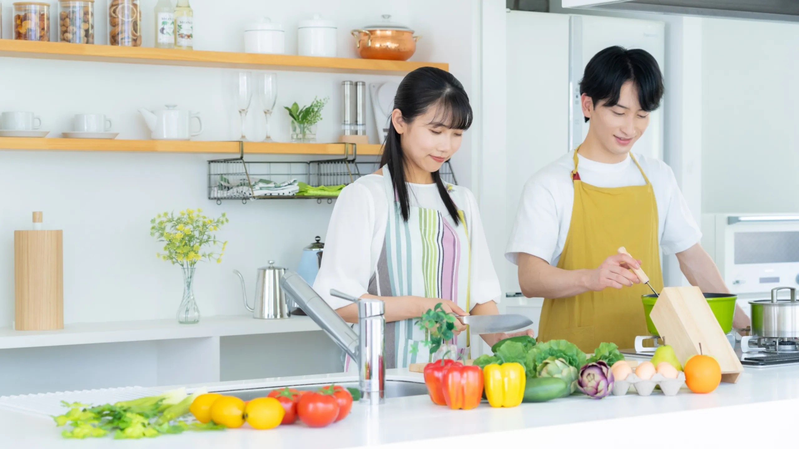 料理を通じて生活相性を確認するカップル