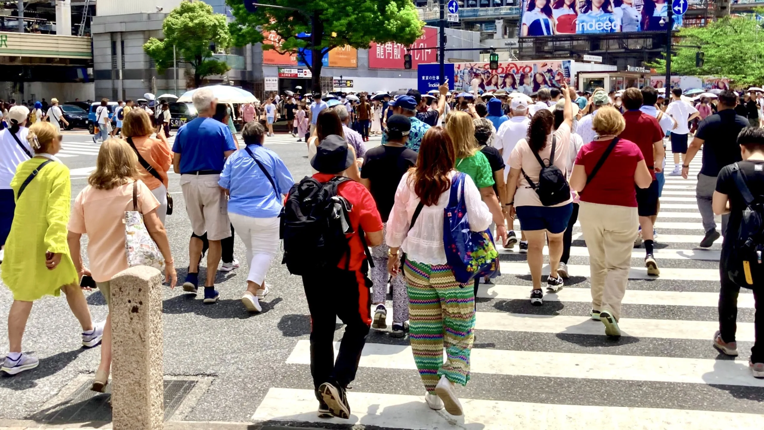 人混みや横断歩道で自然に手を繋ぐシーンのイメージ