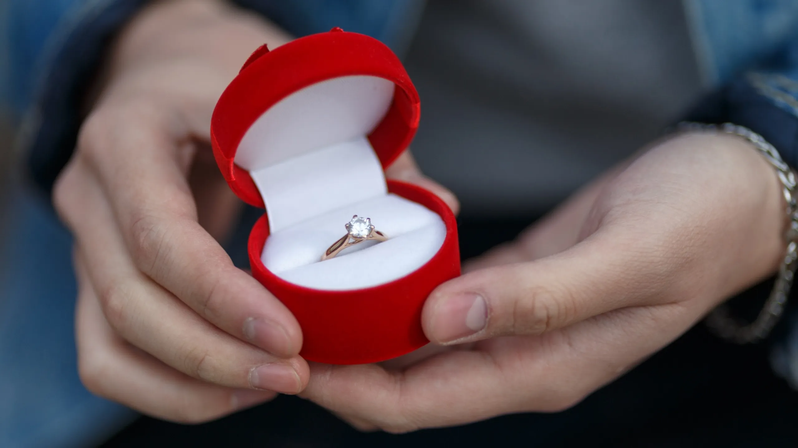 婚約指輪を差し出す男性の手元