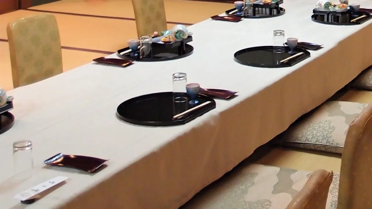 両家顔合わせで使用される会食のテーブル風景