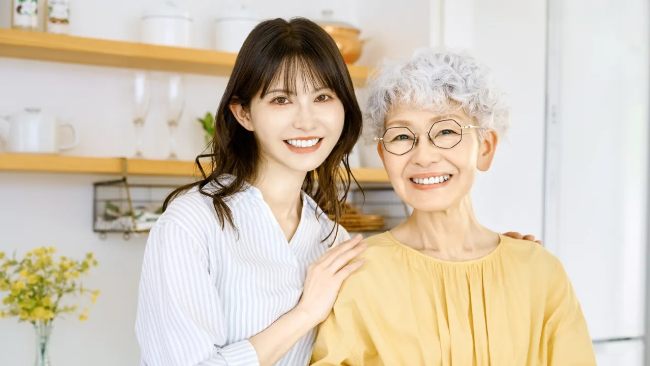 両家顔合わせで笑顔を見せる親子のイメージ