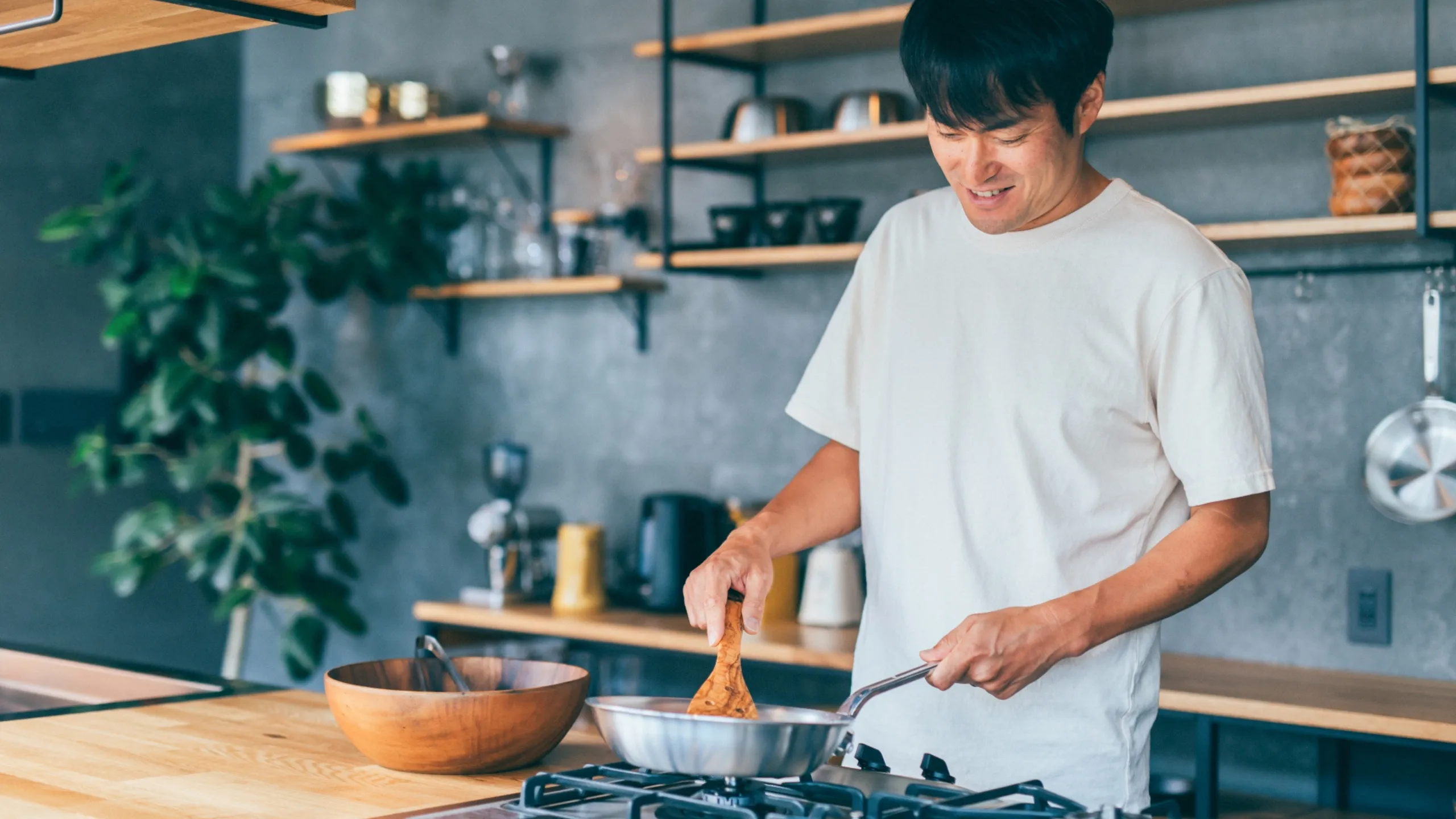 婚活でアピールできる料理が得意な男性のイメージ写真
