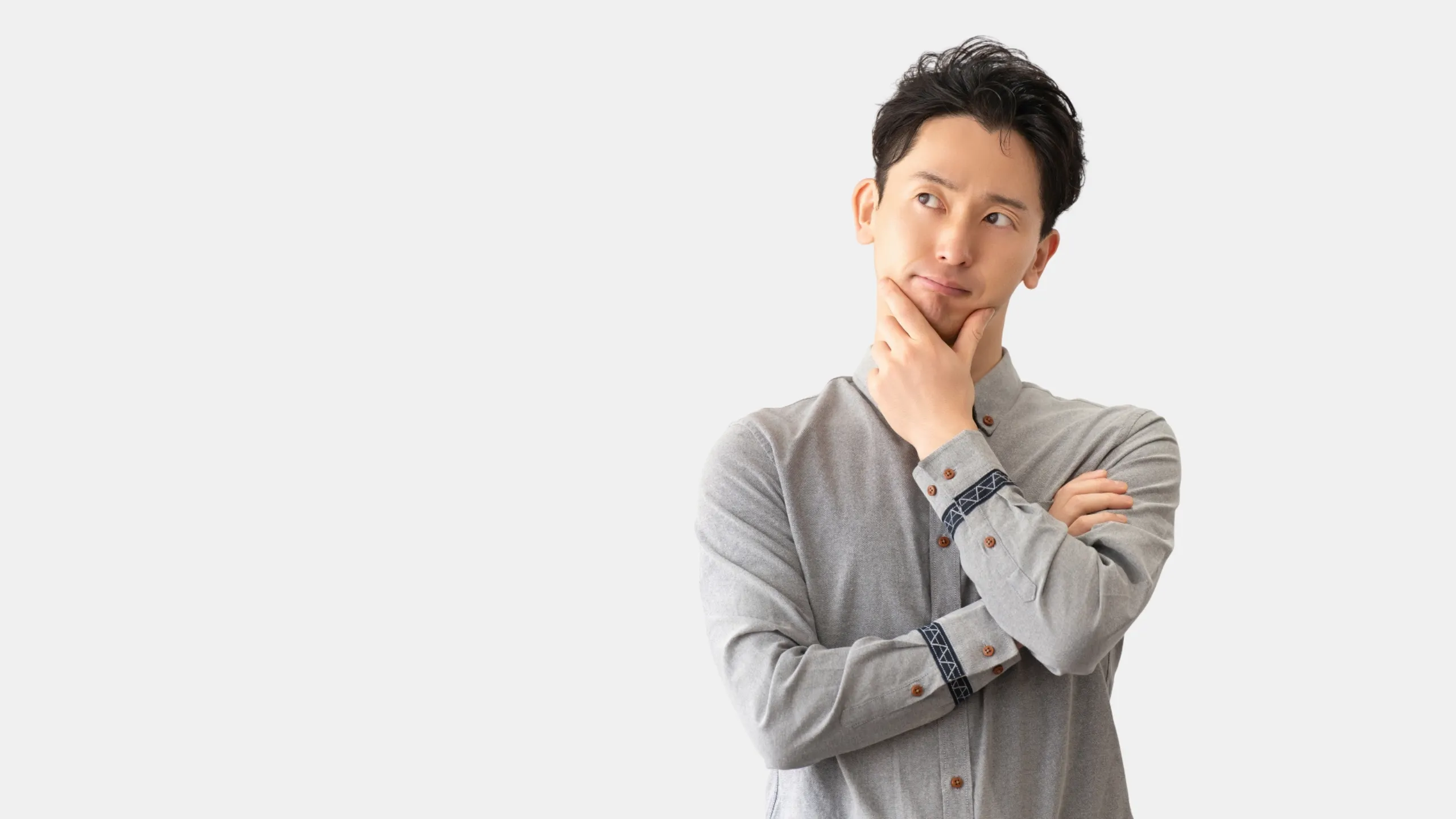 プレ交際で手を繋ぐタイミングに悩む男性のイメージ