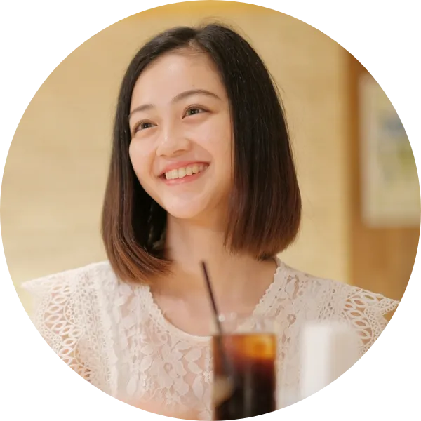 結婚相談所の女性会員がお見合いで笑顔を見せている様子