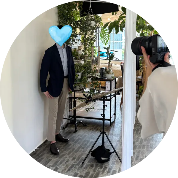 結婚相談所の会員が写真スタジオで婚活用プロフィール写真を撮影している様子