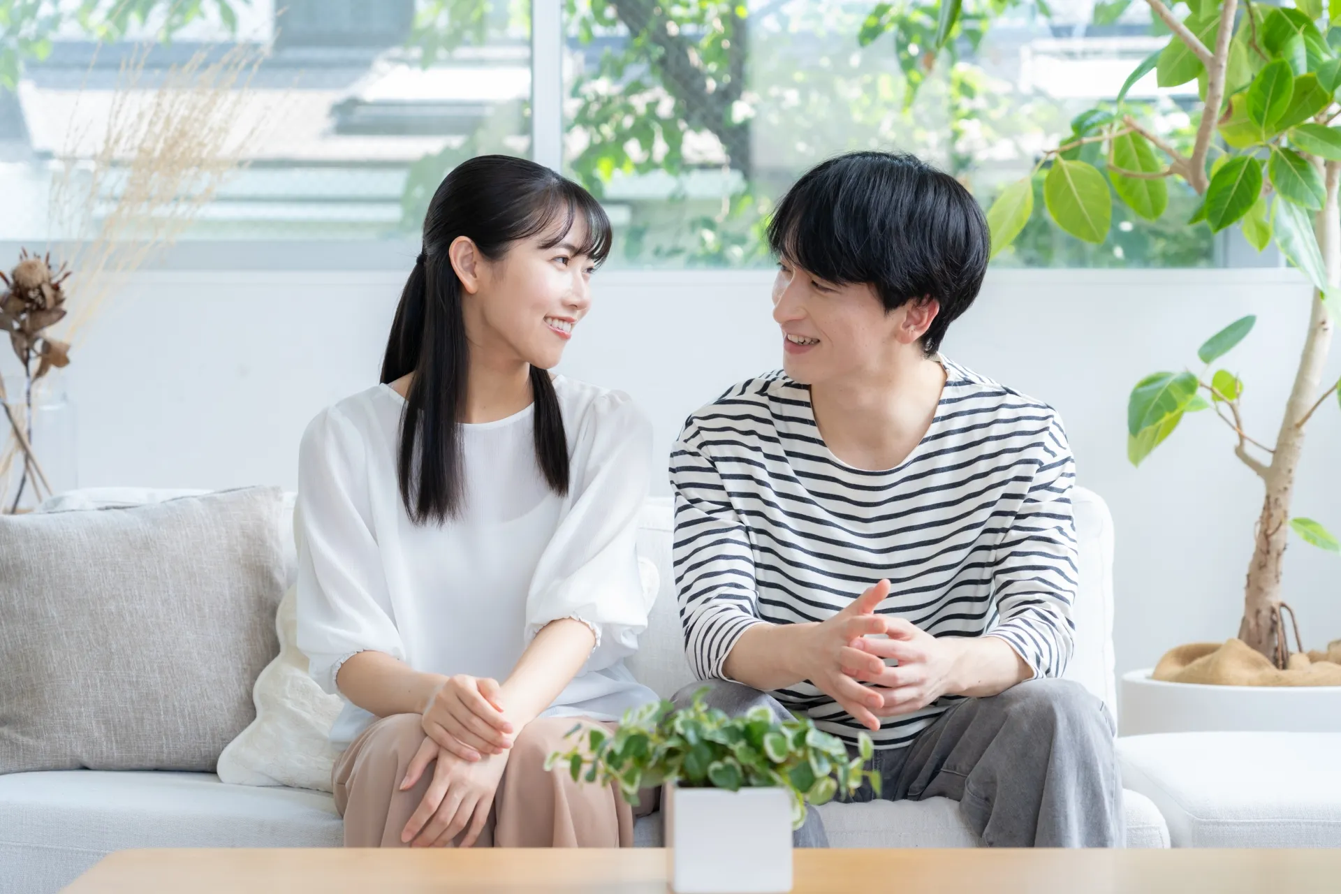 夫婦で家計を話し合うイメージ
