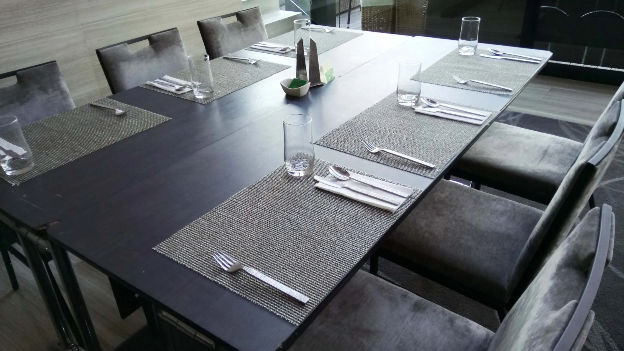 彼の親と会食する際のテーブルセッティング