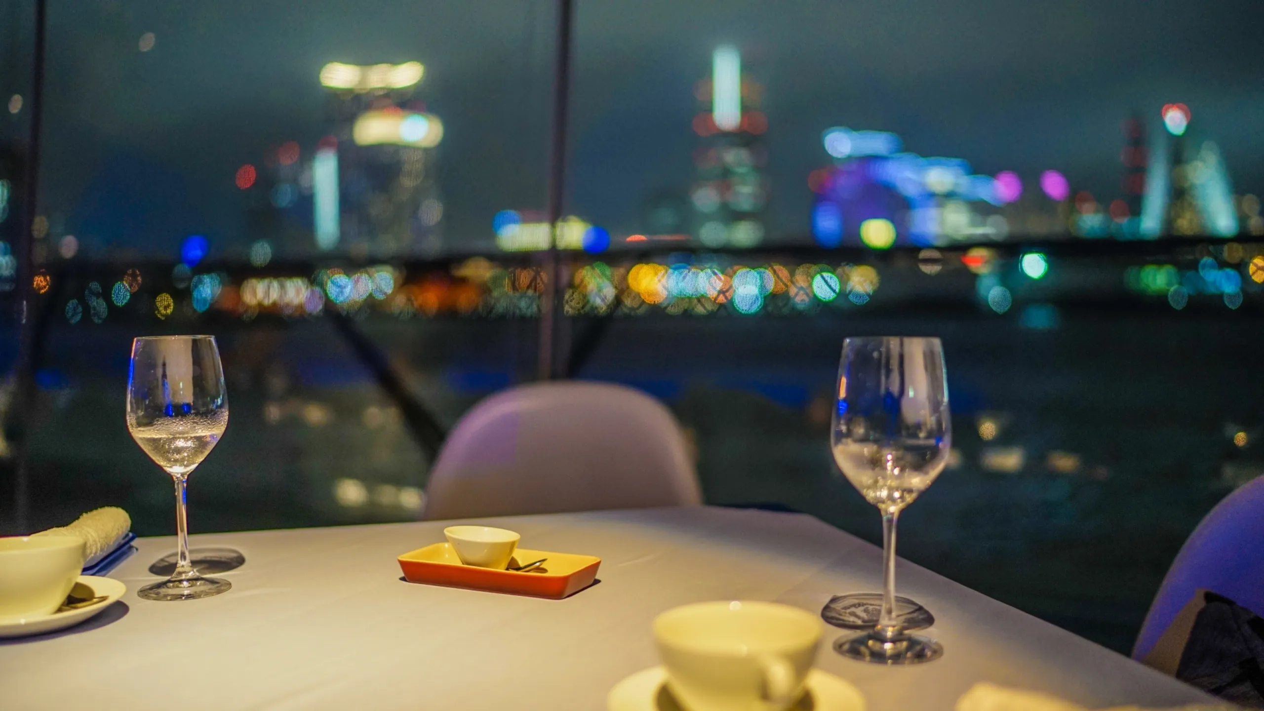 夜景が見えるレストランでのプロポーズシチュエーション