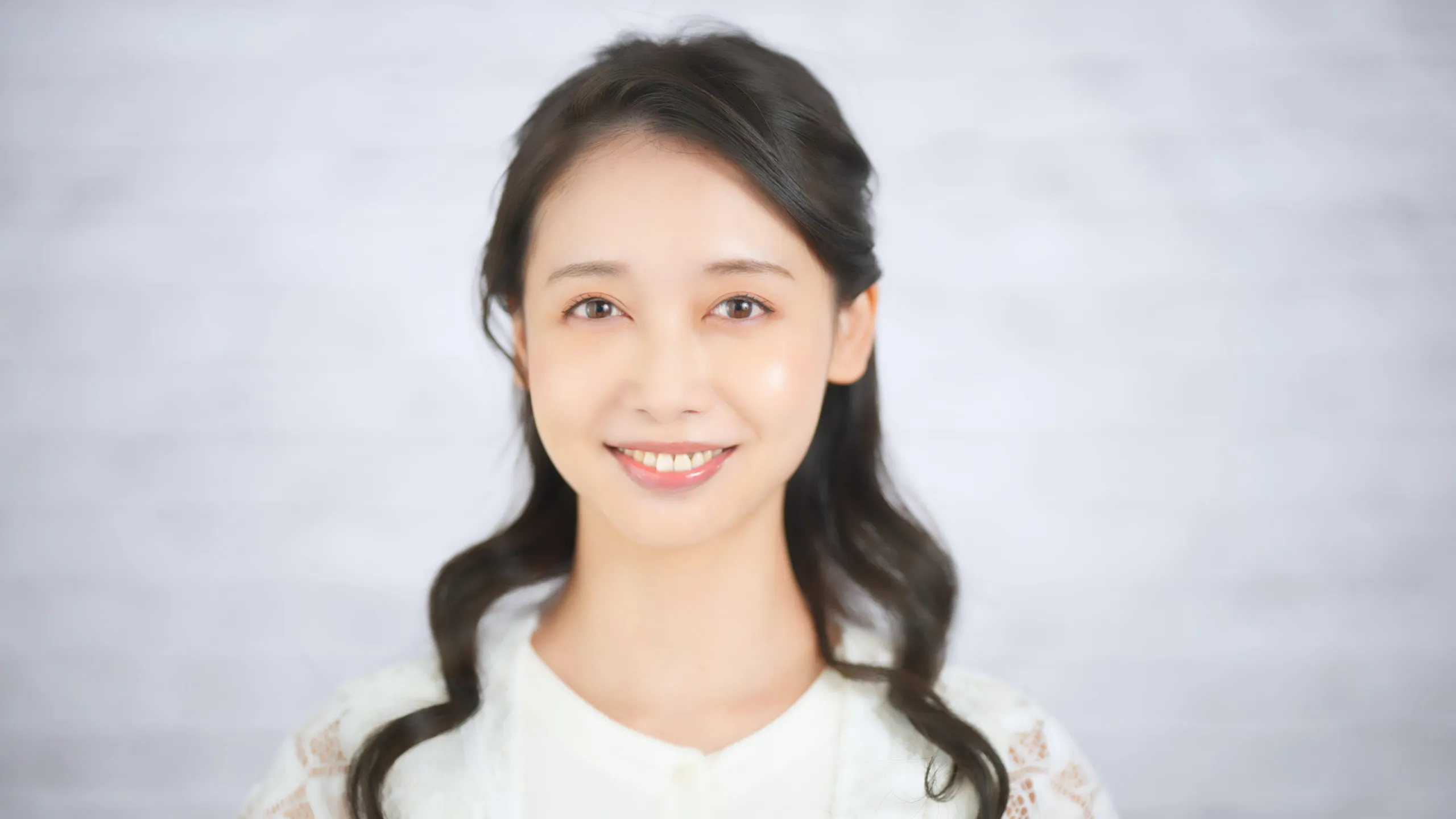 笑顔が魅力的でモテる女性のイメージ写真