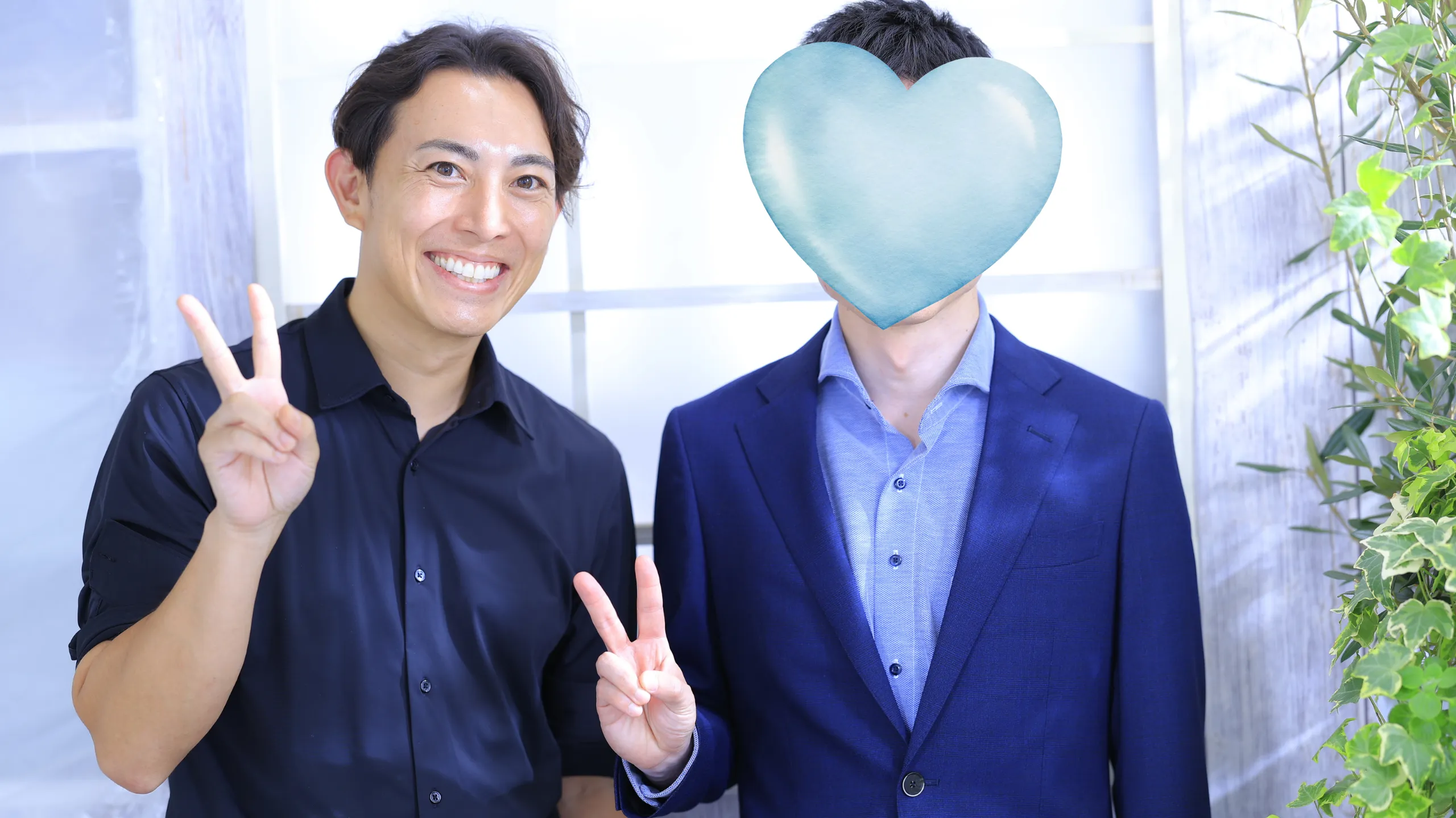 結婚相談所カウンセラーと一緒に撮影した婚活男性のスタジオ写真