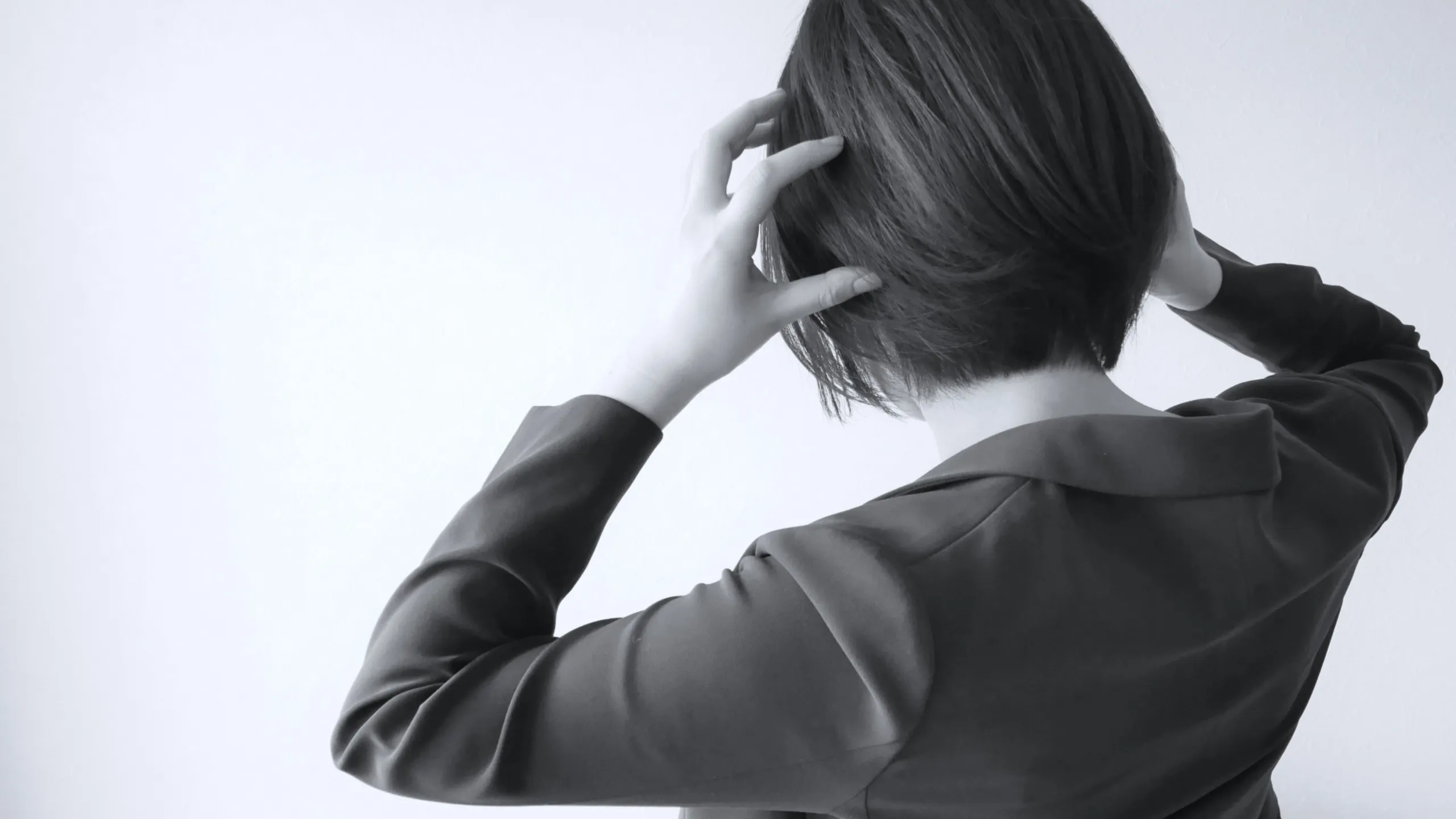 モテない女子をイメージさせる後ろ姿の女性の写真