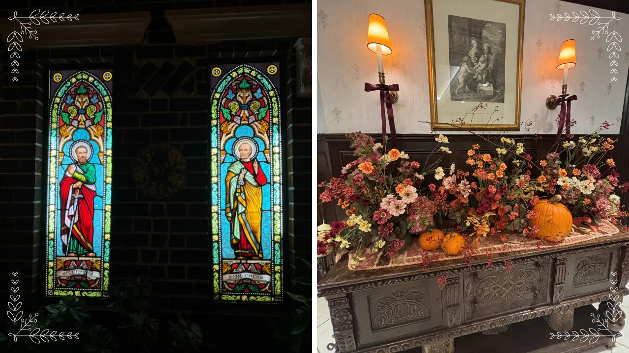 キャメロットヒルズのステンドグラスと季節の花が飾られた館内ディスプレイ