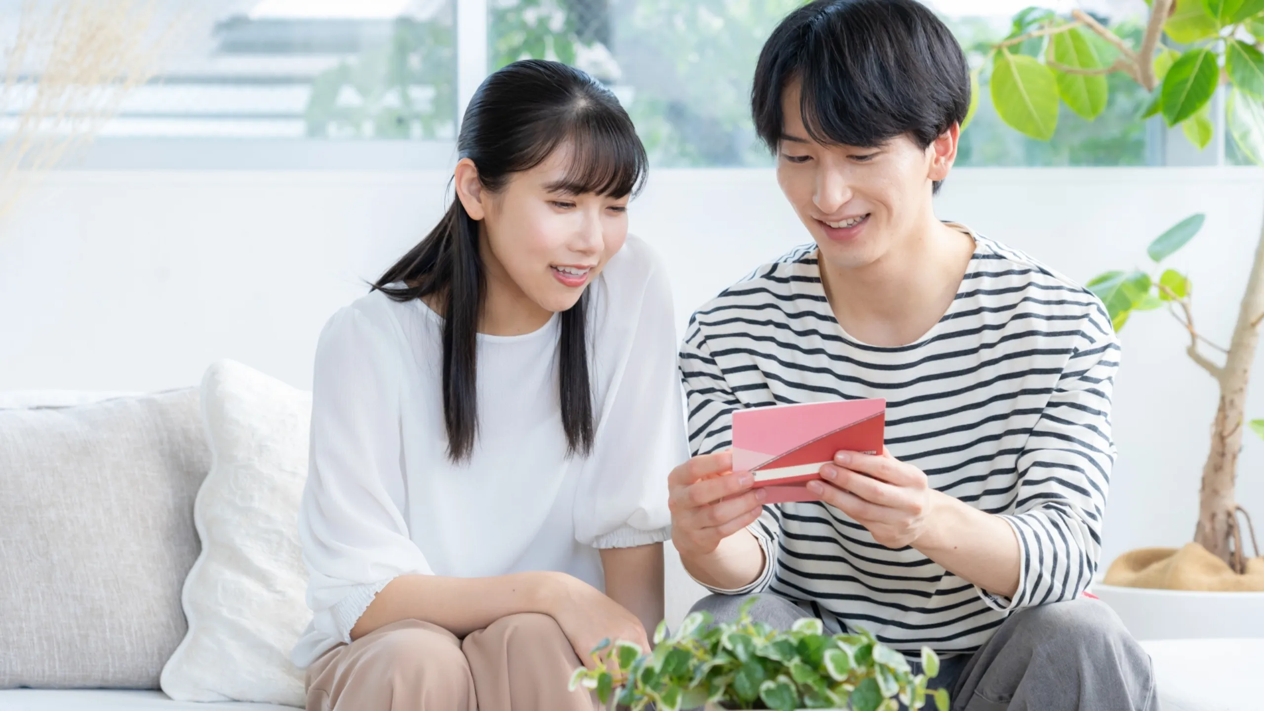 児童手当の支給通知や口座を確認する夫婦の様子