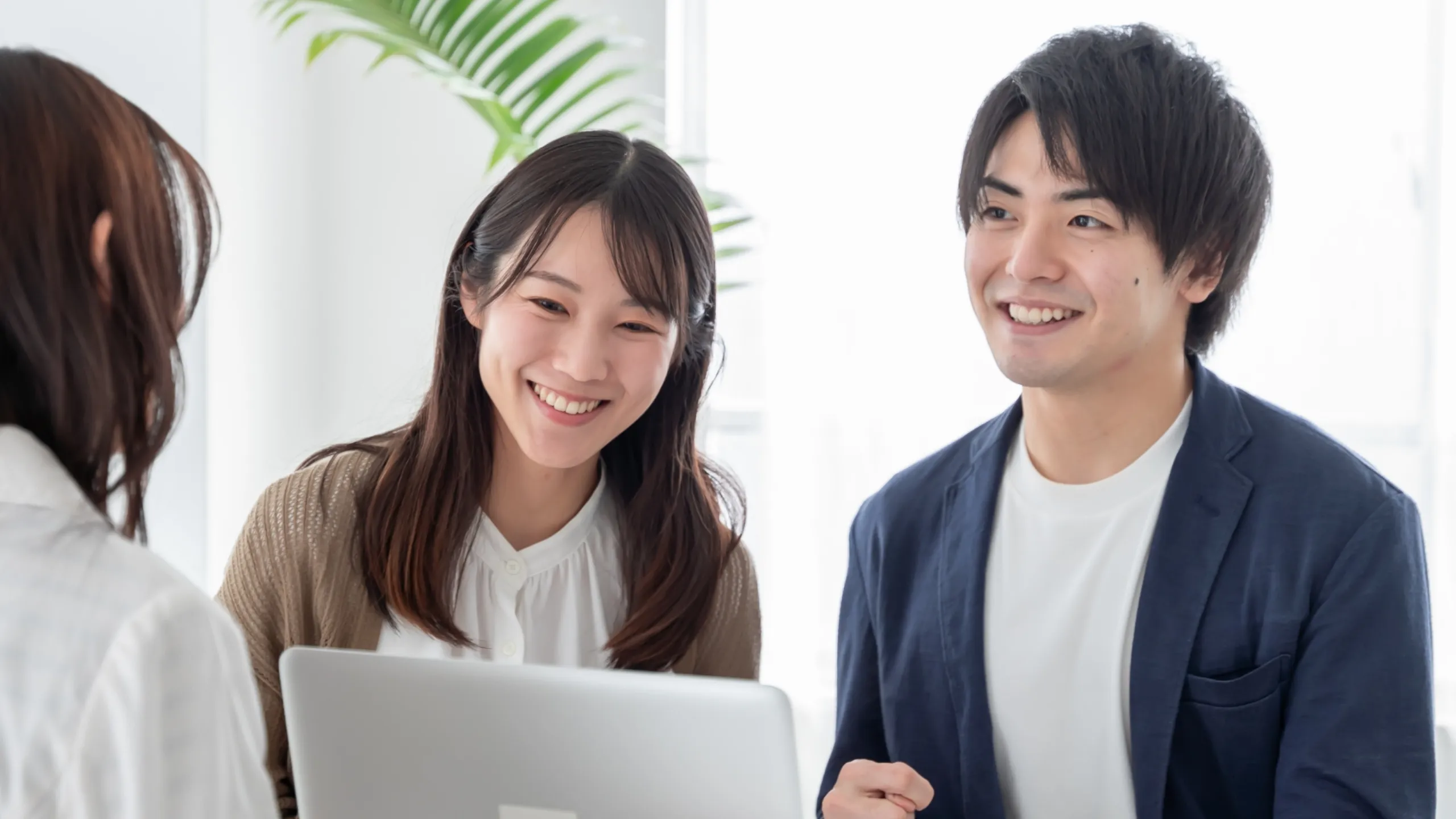 学資保険の相談をする笑顔の夫婦とFP