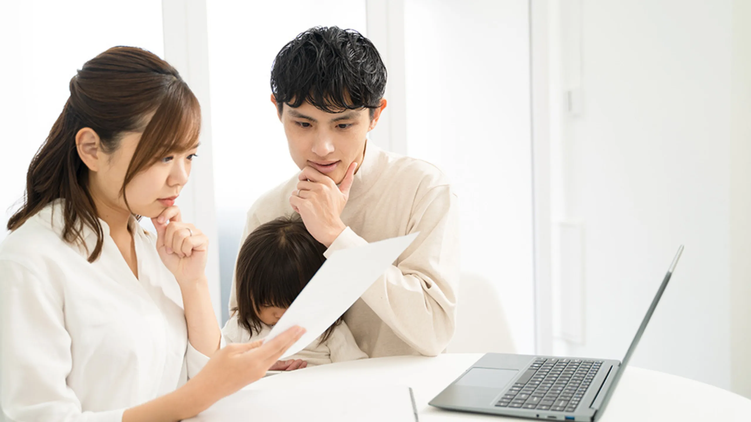教育費に悩む夫婦が家計を見直す様子