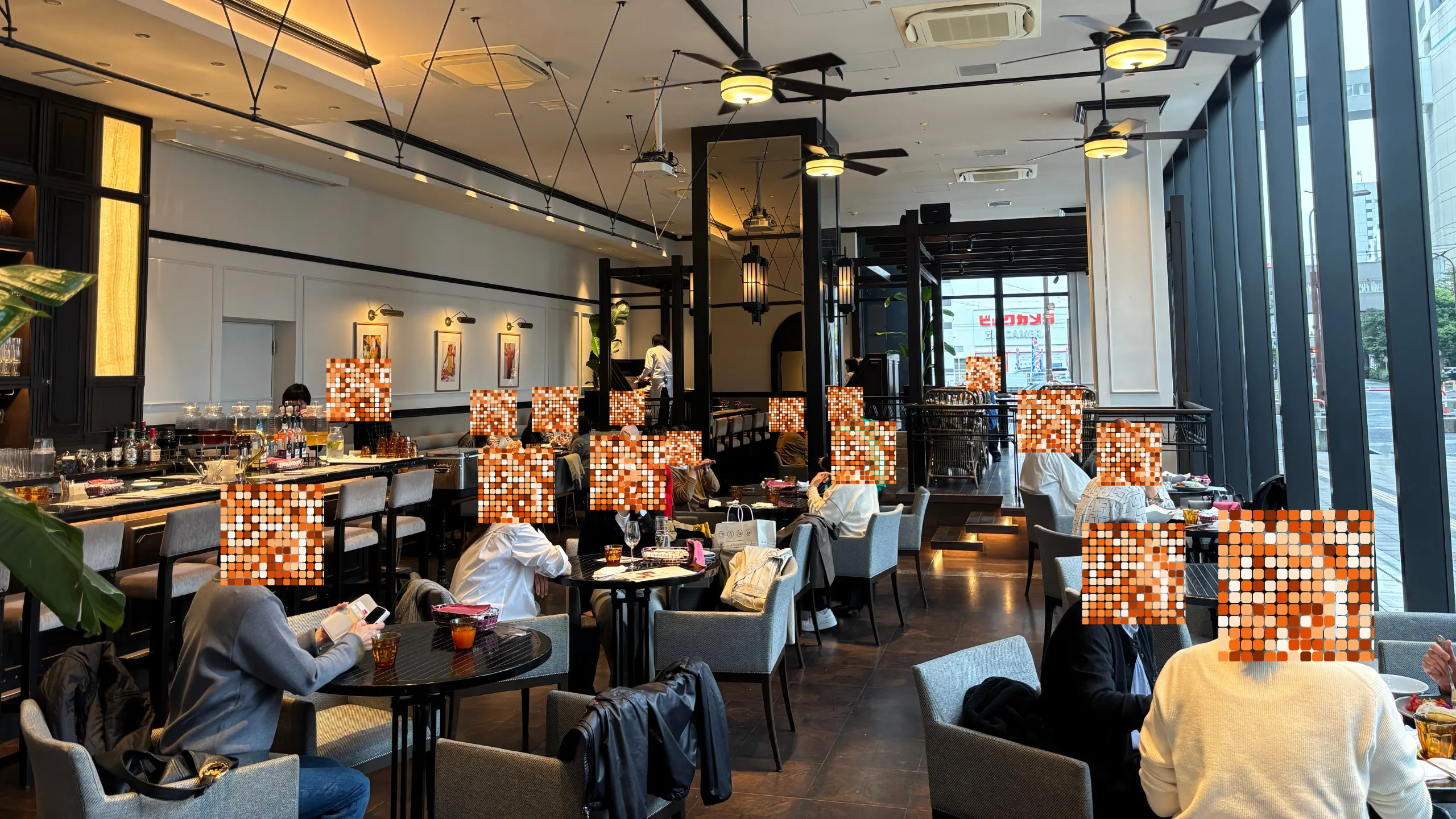 天井が高く、開放感のあるジンジャーズビーチ大宮の店内。落ち着いた雰囲気で大人のランチデートに最適。