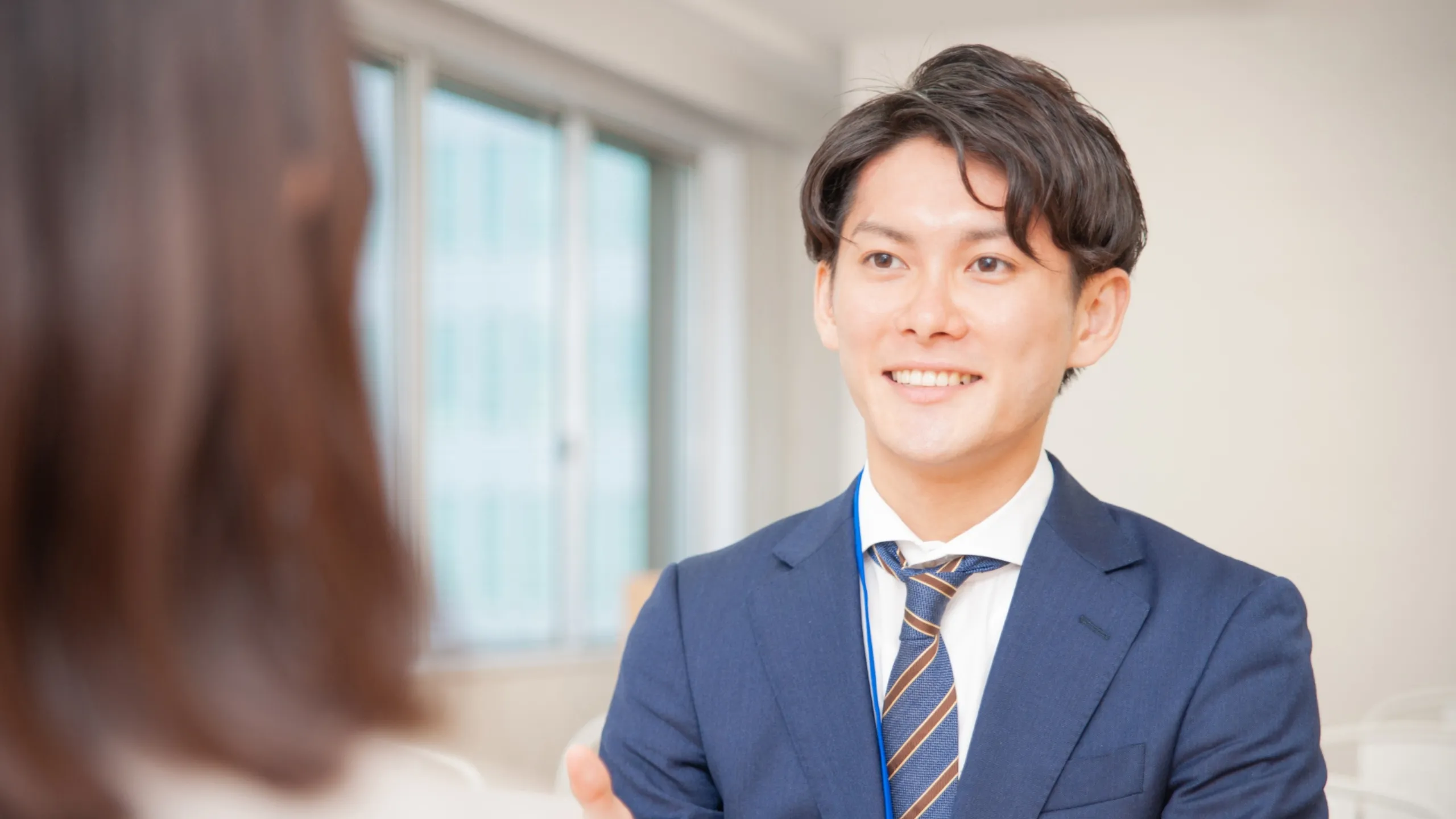 結婚相談所で婚活カウンセラーが笑顔で相談を受けている様子