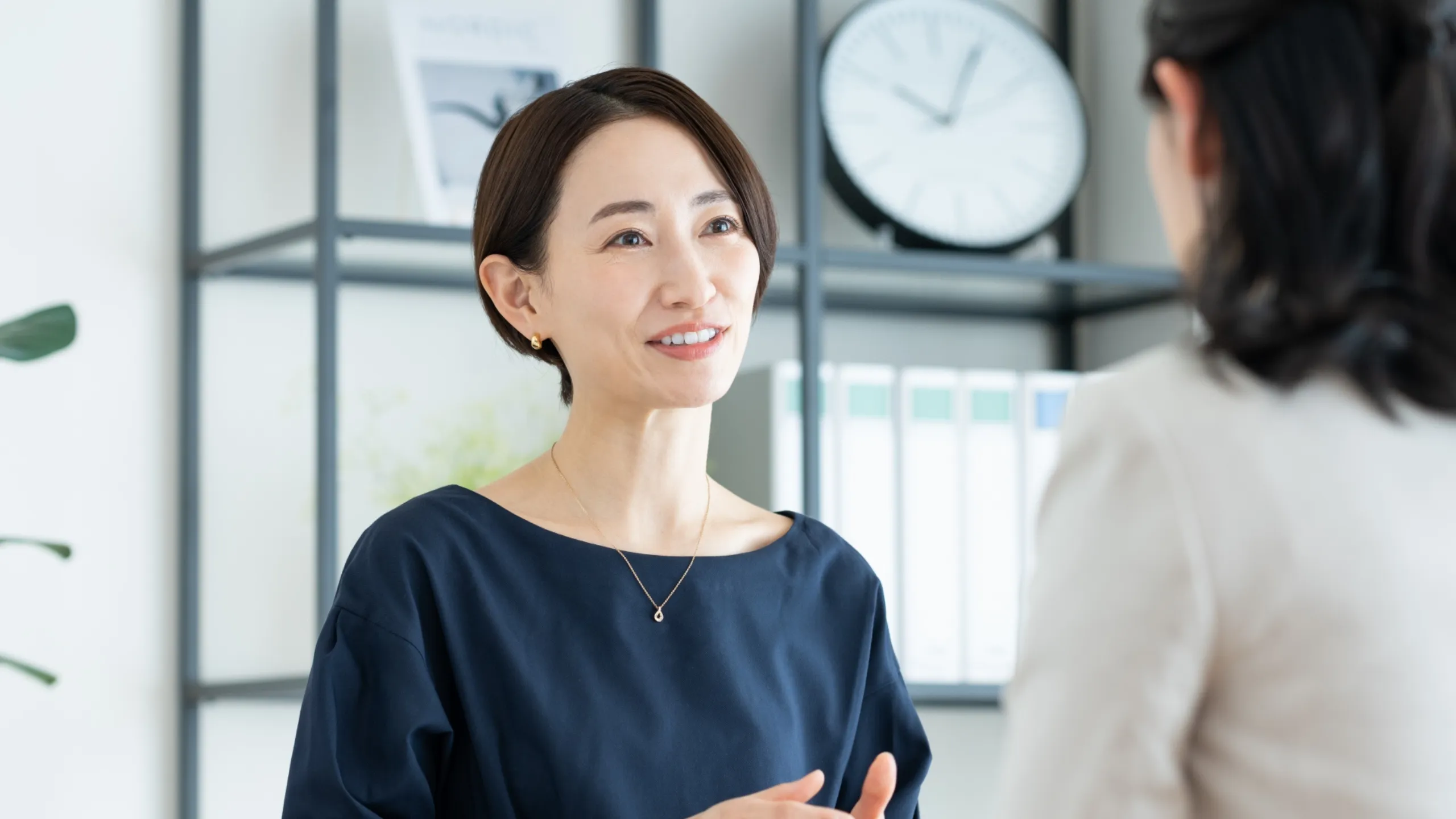 婚活カウンセラーが参加者を笑顔でサポートしている様子