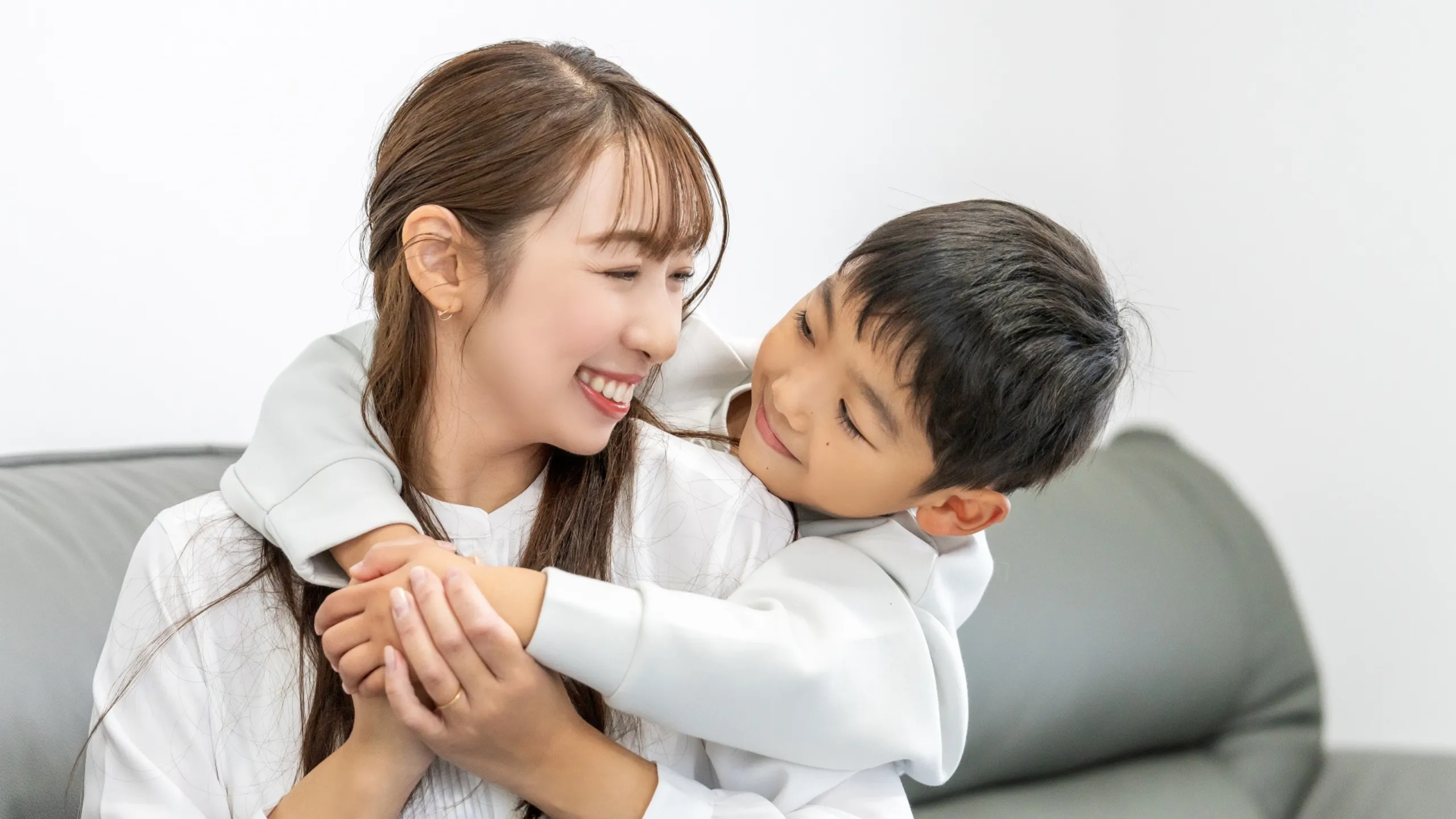 児童手当を活用して貯金する親子のイメージ