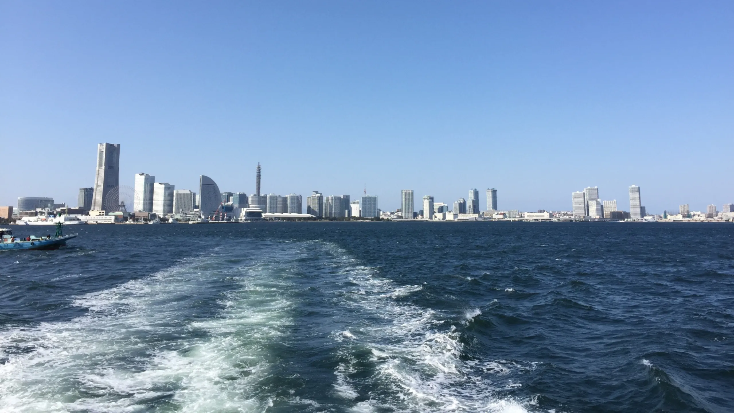 クルージング船から見た横浜の海と高層ビル群の風景
