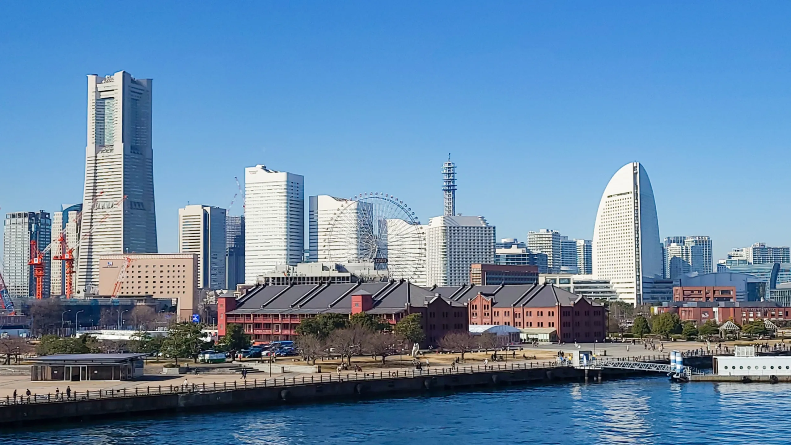 横浜の赤レンガ倉庫とみなとみらいの景観