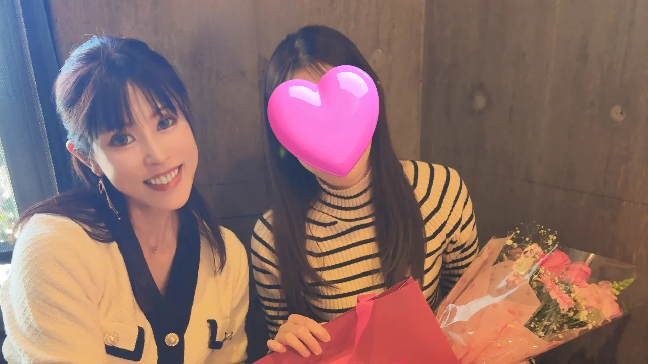 成婚お祝いのブーケを手にする27歳女性会員様とカウンセラーの藍ともえ