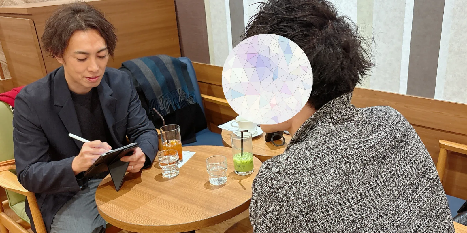 結婚相談所Sweet Colorのカウンセラー藍辰徳が会員のプロフィール作成のためにヒアリングを行っている様子