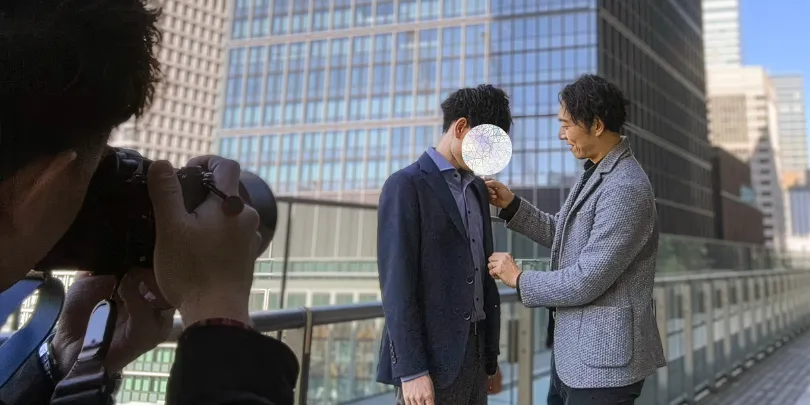 婚活カウンセラーが会員のプロフィール写真撮影に同行し身だしなみを整えているサポート風景