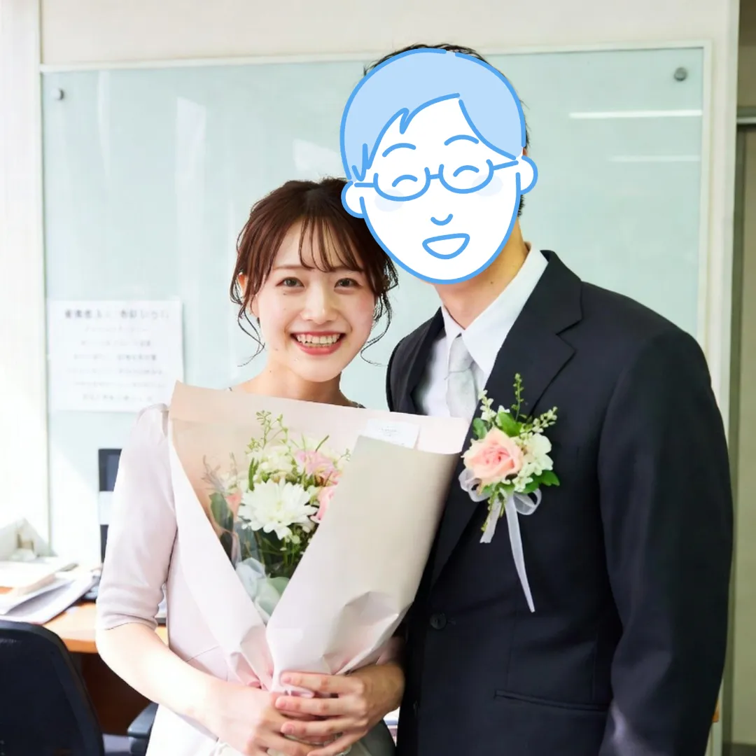 川越の結婚相談所Sweet Colorで成婚退会したカップルが花束を持って撮影した記念写真