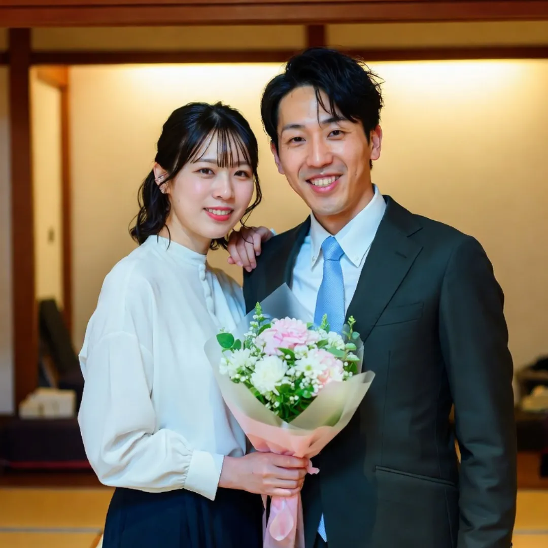 和室で花束を持って微笑む成婚カップルの記念写真｜結婚相談所Sweet Color