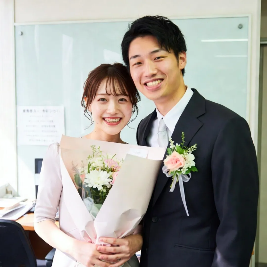 花束とブートニアで撮影した成婚カップルの記念写真｜結婚相談所Sweet Color