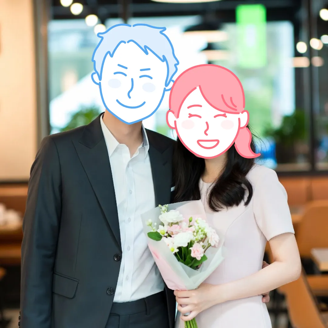 カフェで花束を持って寄り添う成婚カップルの記念写真｜結婚相談所Sweet Color