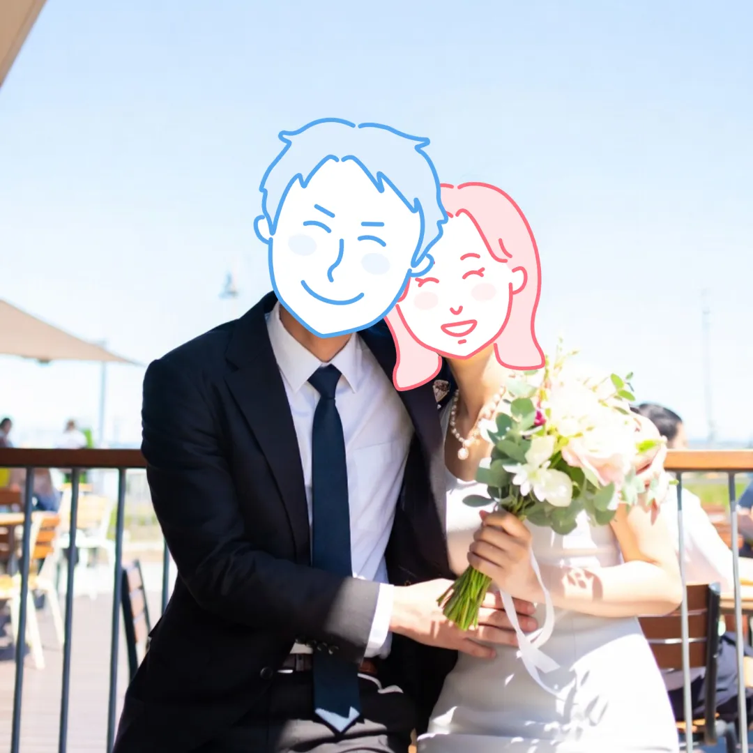 屋外テラスで花束を持つ成婚カップルのお祝い写真｜結婚相談所Sweet Color