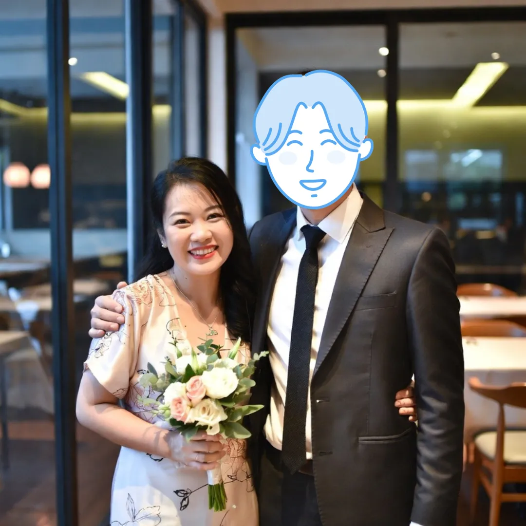 レストランで花束を持って撮影した成婚カップルのお祝い写真｜結婚相談所Sweet Color