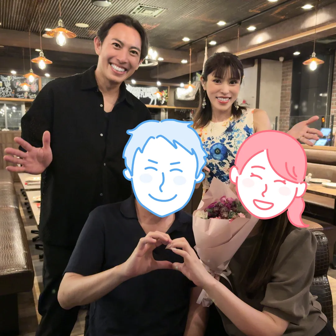 成婚された会員様のお祝い記念写真｜花束とハートポーズ｜結婚相談所Sweet Color