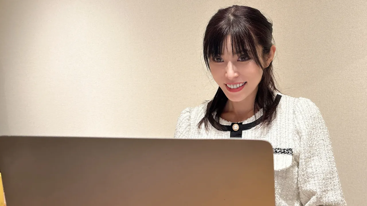 結婚相談所Sweet Colorの女性カウンセラーがパソコンでオンラインサポートをしている様子