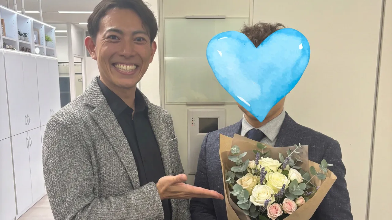 結婚相談所Sweet Colorのカウンセラーが成婚退会者を花束とともに祝福している様子