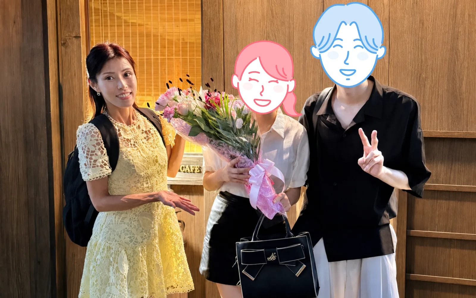 川越市のカフェで、Sweet Colorのカウンセラー藍ともえが成婚退会するNさんご夫妻へ花束を贈る様子(顔をイラストで保護)