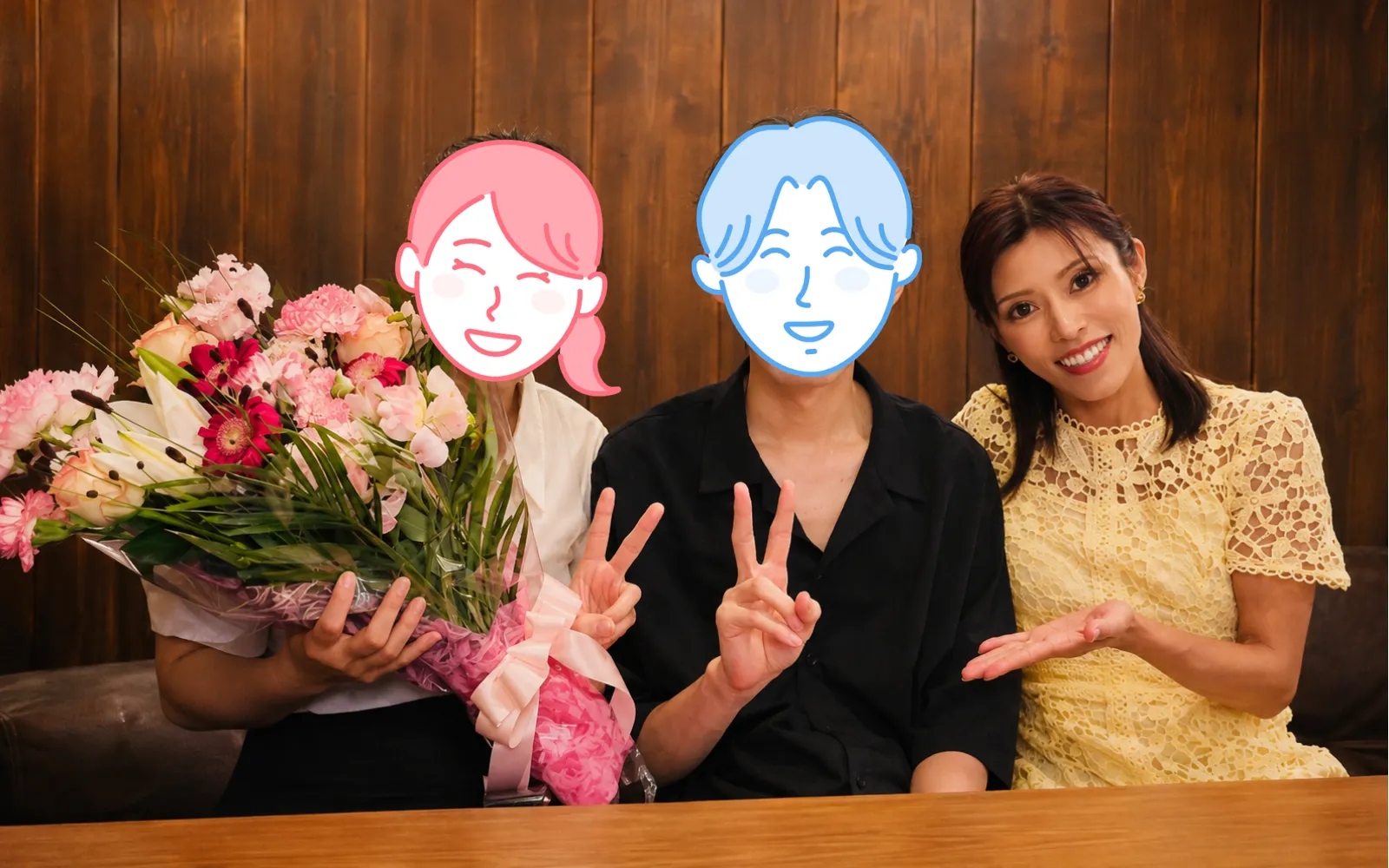 Sweet Colorの成婚お祝い食事会で、Nさんご夫妻と担当カウンセラー藍ともえが記念撮影する様子(顔をイラストで保護)