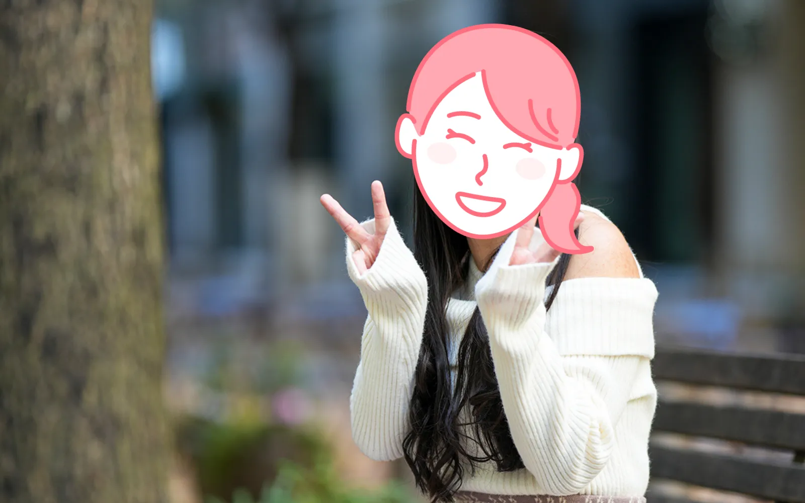 Sweet Colorで成婚した20代女性会員Nさんが公園で笑顔でポーズする様子