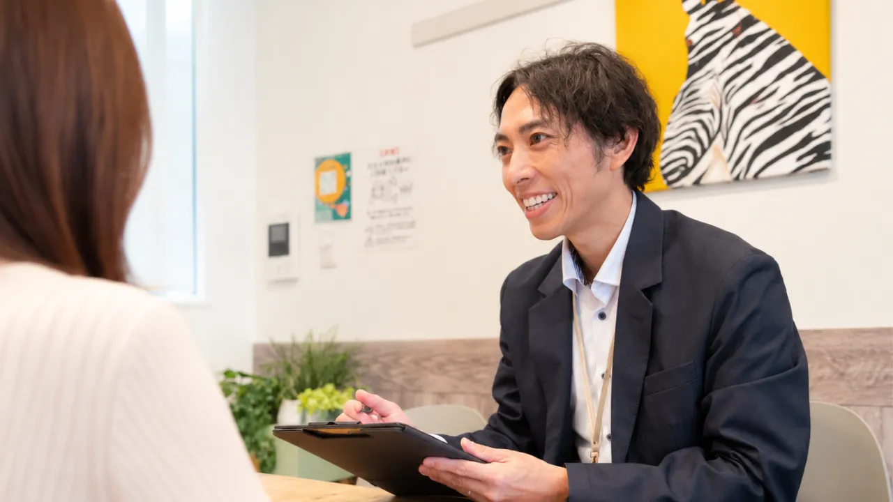 結婚後のお金の相談をする様子（FPカウンセリング）ファイナンシャルプランナーの資格を持っているカウンセラーが男性会員にお金のアドバイスをしている様子